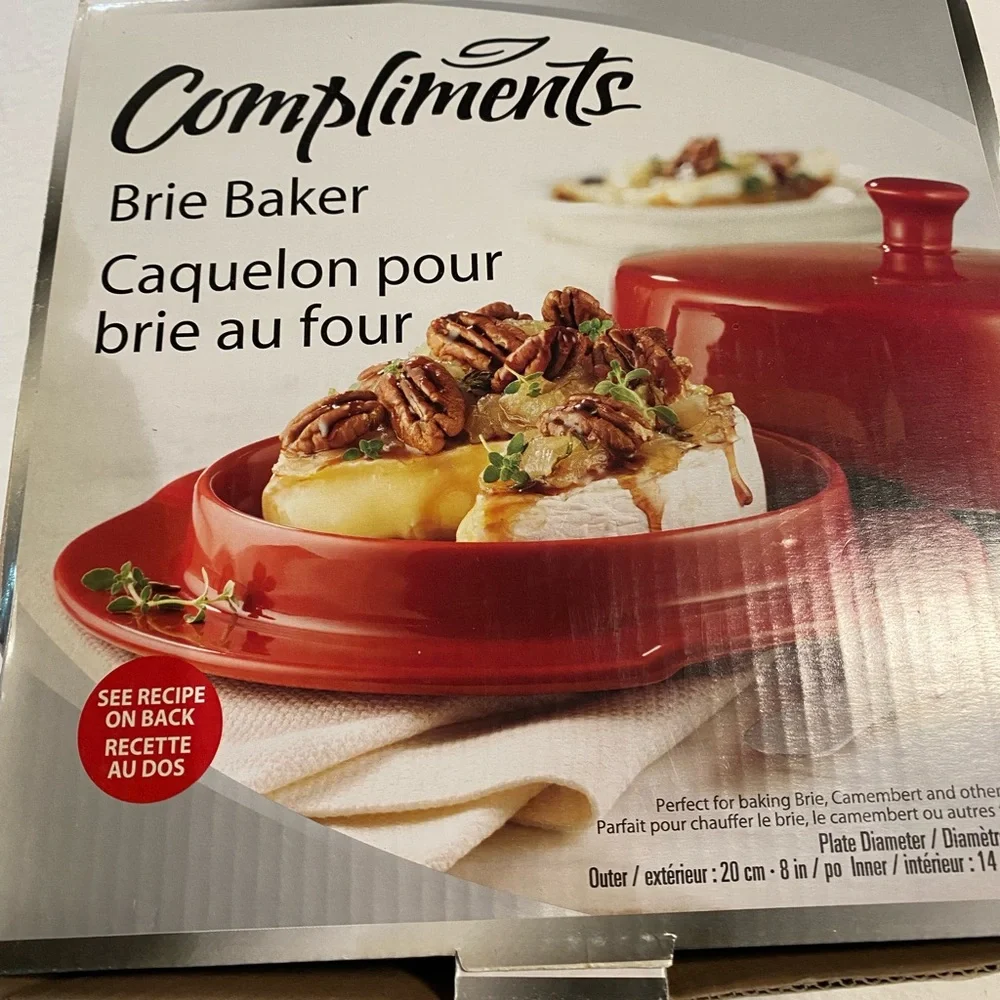 NEW IN BOX COMPLEMENTS Red Brie Baker w/Lid and Original Wrapping Plate and Top - Picture 2 of 6